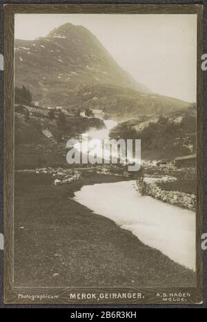 Gezicht op een fjord bij Geiranger in Noorweggen Merok Geiranger (titel op Object) Vista di un fiordo in Geiranger a NoorwegenMerok. Geiranger (oggetto del titolo) Tipo Di Proprietà: Cartolina fotografica numero dell'articolo: RP-F F00945-9 Iscrizioni / marchi: Iscrizione, recto 'Photographicum'opschrift, recto' Molde'naam, vero, stampato: 'Brothers dice Man, Soap Manufacturers, Nijmegen. 'Descrizione: L'immagine fa parte di una serie di 28 cartoline separate da Inghilterra, Norvegia, Italia, Germania e Tirolo (foto RP-F F00945-1 t / m RP-F F00945-28) . Produttore : fotografo: AS Hagen (edificio elencato) editore: A.s. Foto Stock