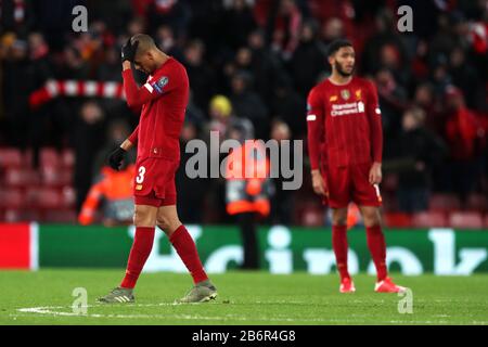 Fabinho di Liverpool (a sinistra) e Joe Gomez appaiono dejected durante il round di UEFA Champions League di 16 secondi di partita alle gambe ad Anfield, Liverpool. Foto Stock