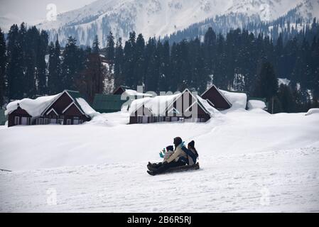 Baramulla, Jammu & Kashmir, India. 11th Mar, 2020. I turisti che si godono un giro su una slitta da neve presso la famosa stazione sciistica di Gulmarg.il resort Gulmarg è una grande collina da sci servita da una gondola. La stagione sciistica inizia subito dopo Natale e dura fino alla fine di marzo, a seconda delle condizioni della neve. E' il momento in cui la tranquilla cittadina si trasforma in un carnevale di sciatori da Russia, Australia, Nuova Zelanda, Europa e Stati Uniti. Credit: Idrees Abbas/Sopa Images/Zuma Wire/Alamy Live News Foto Stock