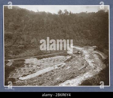 Gezicht op een rivierbedding met spoorweg, spoorbrug en velden in de Anaikloof op Sumatra Parte di album di viaggio con foto di attività e considerare dove: Condizioni a Sumatra e Java e viaggio da e per l'olandese-Indië. Produttore : fotografo Christiaan Benjamin Nieuwenhuis (attribuito a) Luogo di produzione: Sumatra Dating: CA. 1900 - ca. 1920 caratteristiche Fisiche: Gelatina argento stampa materiale: Carta fotografica Tecnica: Gelatina argento stampa dimensioni: Foto: H 217 mm × b mm Oggetto 284: Fiume (+ paesaggio con figure, personale) ferrovia, convoglio, baratro, abisso, canyon paesaggio w Foto Stock