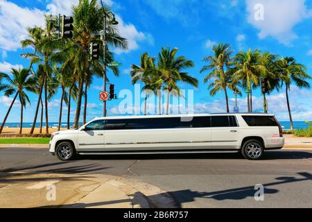 Honolulu, Oahu, Hawaii - 04 novembre 2019: Limousine stretch sulla spiaggia di Waikiki con persone non identificate. Waikiki e' un quartiere di Honolulu, piu' famoso Foto Stock