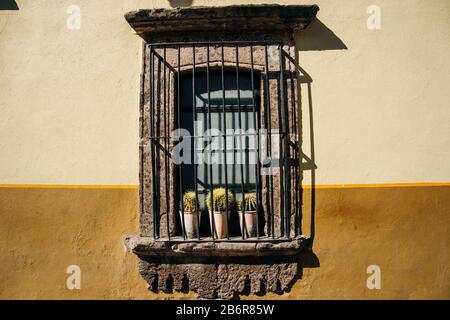 Finestra su una casa colorata nella città coloniale di Merida, Messico - sep, 2019 Foto Stock