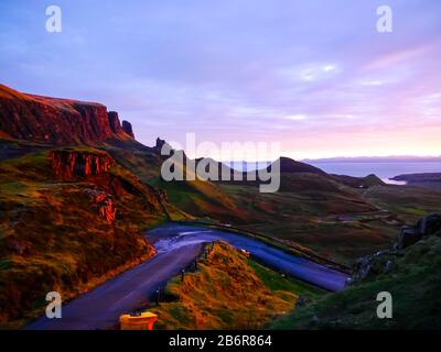 Vista panoramica della cresta di Quiraing dal punto di vista in luce molto prima mattina Foto Stock