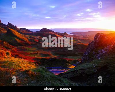 Vista panoramica del crinale di Quiraing dal punto di vista alla luce del mattino Foto Stock