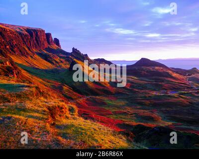 Vista panoramica del crinale di Quiraing dal punto di vista alla luce del mattino presto Foto Stock