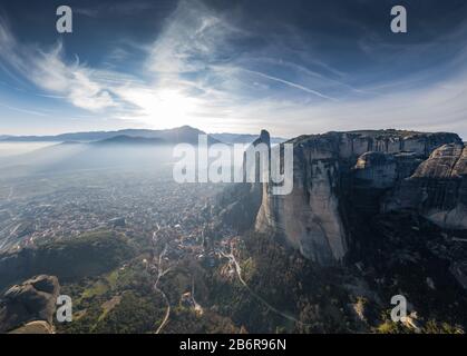 Veduta aerea Del monumento Unesco Meteora, le montagne, il punto di riferimento del greco, tempo soleggiato, nebbia, foschia su una valle Foto Stock
