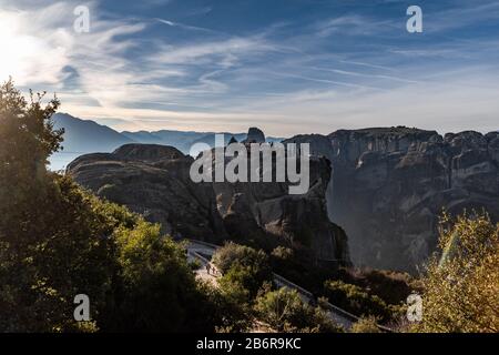 Veduta aerea del monastero Trinità e immagini mozzafiato della valle e punto di riferimento canyon di Meteora al tramonto, Kalambaka, Grecia, ombre, roa ritorto Foto Stock