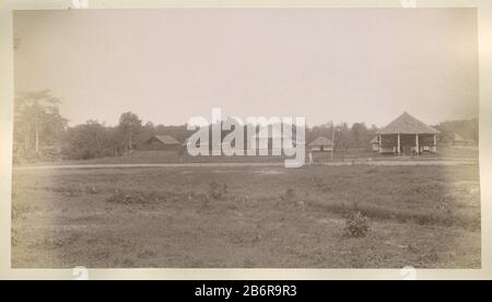 Gezicht op fermenteerschuren op een plantage, vermoedelijk in Langkat, Sumatra Deze foto maakt deel uit van een album. Produttore : fotograaf: AnoniemPlats prodotto: Sumatra (mogelijk) datazione: 1890 - 1900 Materiale: Fotopapier karton Techniek: Albuminedruk dimensioni: Foto: H 180 mm × b 325 mm Oggetto: Plantationshedtabacchi Foto Stock