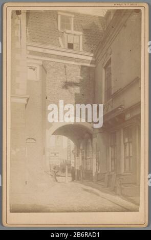 Gezicht op het Beurspoortje in Amsterdam met een dookijk naar de Dam Gezicht op het Beurspoortje in Amsterdam met een dookijk naar de Dam Tipo Di Oggetto : kabinetfoto Objectnummer: RP-F-00-762 Iscrizioni / Merken: Opschrift, vero, handgeschreven: ‘Het voormalige Oude Beurortje Dam den najen. Afgebroken en Vernieuwd.’naam, vero, gestempeld: ‘Vosmaer’nummer, vero, handgeschreven: ‘445’ Produttore : fotografaf: Gebr. Van R. (vermeld op object)uitgever: Gebr. Van R. (vermeld op object)Plats manufacture: Amsterdam Dating: CA. 1860 - ca. 1880 Materiale: Fotopapier karton Techniek: Albu Foto Stock