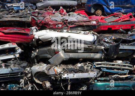 Un mucchio di veicoli frantumati per il riciclaggio come rottame di metallo a Nanaimo, Vancouver Island, BC, Canada Foto Stock