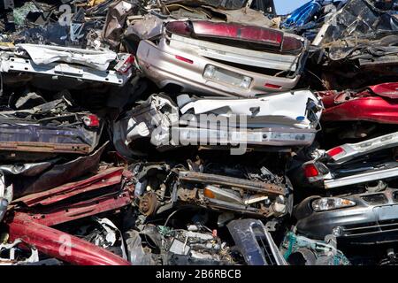 Un mucchio di veicoli frantumati per il riciclaggio come rottame di metallo a Nanaimo, Vancouver Island, BC, Canada Foto Stock