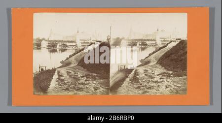 Gezicht op het Kremlin in Moskou, gezien vanaf de eel van een rivier Vista del Cremlino a Mosca, visto dalle rive di un fiume tipo di oggetto: Stereo picture numero articolo: RP-F F07373 Iscrizioni / marchi: Iscrizione vero, manoscritto: '76 Panorama du Kremlin Moscou' Produttore : fotografo: Fabbricazione in luogo anonimo: Moscow Dating: CA. 1850 - ca. 1880 caratteristiche Fisiche: Albume materiale di stampa: Carta di cartone Tecnica: Albumina dimensioni di pressione: Supporto secondario: H 85 mm × W 170 mm Oggetto: Città scene e paesaggi con strutture di mensencanals, acqua (in città) Foto Stock