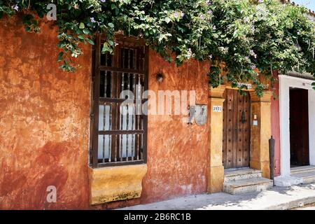 Facciata colorata di casa nella città vecchia, Cartagena, Colombia Foto Stock