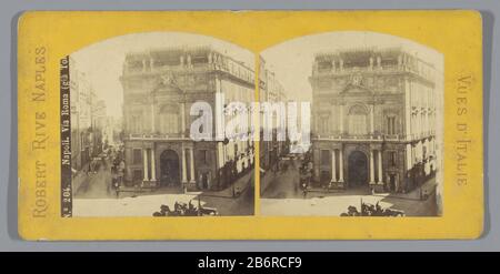 Gezicht op het Palazzo Doria d'Angri in de Via Toledo a Napels Napoli Via Roma (gia To(()) (titel op object) Vues d'Italie (seriettel op object) Vista del Palazzo Doria d'Angri in Via Toledo Napoli a Napoli. Via Roma (gia To ((...)) (title object) Vues d'Italie (series title object) Property Type: Stereo picture Item number: RP-F F06697 Iscrizioni / marchi: Number, recto: 'No. 204.' fabbricante : fotografo Roberto Rive (inserito nell'elenco della proprietà) fabbricazione Di Posti: Naples Dating: CA. 1860 - ca. 1880 Materiale: Carta cartone Tecnica: Albume dimensioni di stampa: Supporto secondario: H 88 mm × W 179 Foto Stock