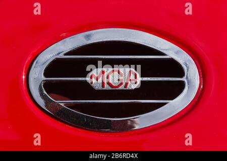 Particolare di aeratore ovale cromato lucido e badge sulla classica GIARA sportiva britannica MG MGA 1600 in mostra al rally automobilistico di Oxfordshire, Regno Unito. Foto Stock