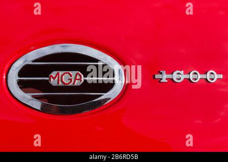 Particolare di aeratore ovale cromato lucido e badge sulla classica GIARA sportiva britannica MG MGA 1600 in mostra al rally automobilistico di Oxfordshire, Regno Unito. Foto Stock