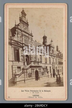 Vista del municipio a Leiden l'Hôtel-de-Ville (oggetto del titolo) Les Villes Principales de la Hollande - 24 vues (oggetto del titolo della serie) Tipo Di Proprietà: Foto immagine del mobile numero articolo: RP-F F19279 Iscrizioni / marchi: Numero, recto, stampato: '22' Produttore : fotografo: Anonimo luogo fabbricazione: Leiden Data: 1850 - 1900 Materiale: Carta cartone Tecnica: Albume dimensioni di stampa: Media secondario: H 126 mm × W 81 mm Oggetto: Vista della città in generale; "Veduta'townhall Foto Stock
