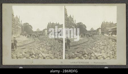 Gezicht op het Stationsplein in Den Haag's Gravenhage- Stationsplein (titel op Object) Vista della stazione nel Gravenhage di Den Haag.- Stationsplein (title Object) Tipo Di Proprietà: Stereo picture numero articolo: RP-F F12173 Iscrizioni / marchi: Number, recto, stampato: '72 .' Produttore : fotografo: Anonimo Place Fabrication: The Hague Data: 1882 - 1920 Materiale: Carta di cartone tecnica: Gelatina argento dimensioni di stampa: Supporto secondario: H 87 mm × W 178 mm Oggetto: Edilizia urbana strada dove: Stazione Area Foto Stock