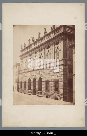 Gezicht op het Tribunal de commerce en de Pont Notre-Dame in Parijs Visualizza del Tribunal de Commerce e del Pont Notre-Dame in Paris Tipo Di Proprietà: Stereo picture numero articolo: RP-F F05409 Iscrizioni / marchi: Iscrizione vero, manoscritto: 'Tribunal de Commerce Pont Notre-Dame [... ] 'Produttore Vervaardiger: Fotografo: Anonymous location manufacturing: Paris Dating: CA. 1850 - ca. 1880 Materiale: Carta fotografica, cartone Tecnica: Albumina pressione dimensioni: Supporto secondario: H 86 mm × W 176 mm Oggetto: Ponte in città attraverso fiume, canale, ecc.. Foto Stock