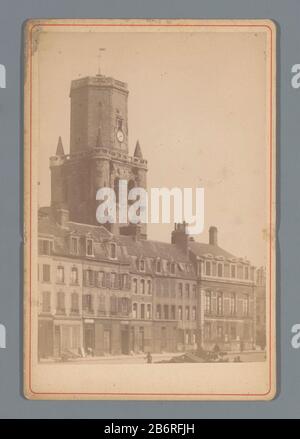Gezicht op het stadhuis van Boulogne Vista del Municipio di Boulogne Tipo Di Oggetto: Foto Cabinet picture numero articolo: RP-F F19788 Iscrizioni / marchi: Date, vero, manoscritto: '15 Septembre 1895'atelierstempel, vero, bloccato: '7, rue des carpeaux / Boulogne s / mer / (...) 'annotation, vero, scritto a mano:' Boulogne Befroi de l'Hôtel de Ville' fabbricante : fotografo: L. Caudevelle (proprietà elencate) Fabbricazione Locale: Boulogne-sur-Mer datazione: 1895 Materiale : carta fotografica, cartone Tecnica: Albumina dimensioni pressione: Supporto secondario: H 165 mm × W 109 mm Oggetto: Municipio vista città Foto Stock