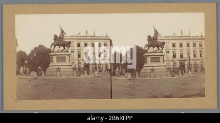 Gezicht op het standbeeld van Godfried van Bouillon op het Koningsplein a Brussel Bruxelles, la statua de Godefroy de Bouillon sur la Place Royale (titel op Object) Vista della statua di Godfrey di Bouillon Sulla Place Royale a Bruxelles Bruxelles Bruxelles, La statue de Godefroy de Bouillon sur la Place Royale (oggetto del titolo) Tipo Di Proprietà: Immagine stereo numero articolo: RP-F F12354 Produttore : fotografo: NP .C. (Mostrato sull'oggetto) a immagine di: Louis Eugène Simonis Place prodotto: Bruxelles Data: 1857 - 1863 Materiale: Carta di cartone Tecnica: Pressione dell'albumina dimensioni: Supporto secondario: H Foto Stock