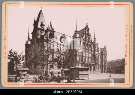 Gezicht op het stadhuis van Wiesbaden Wiesbaden - Rathaus (titel op object) Die Rheinlande (seriettel op object) Gezicht op het stadhuis van Wie: SbadenWiesbaden - Rathaus (titel op object)Die Rheinlande (seriettel op object) Object Type : kabinetfoto fotomechanische afruuk Objectnummer: RP-‘784. ‘Vosmaer’ fabbricante : vervaardiger: Anoniemuitgever: Römmler & Jonas (vermeld op object)Plaats fabbricante: Vervaardiger: Wiesbadenuitgever: Dresden Dating: 1889 Materiale: Papier karton Techniek: Lichtdruk Dimensions Foto Stock