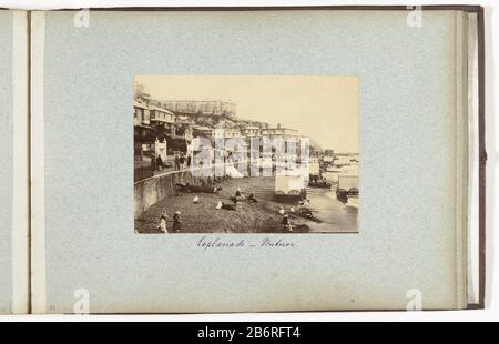 Gezicht op het strand met badkoetsen en roeiboten en de boulevard van Ventnor op Isle of Wight Vista della spiaggia con carrozze e da bagno e il viale di Ventnor sull'Isola di Wight Tipo Di Proprietà: Fotografie numero articolo: RP-F 1999-4-32 Iscrizioni / marchi: Firma, vero, scritta in penna: 'Esplanade . - Ventnor.' Produttore : fotografo: Henry Peacock Chi: Ldrecht (attribuito a) compilatore: Henry Peacock Wieldrecht Luogo produzione: Fotografo: Britain Compiler: Olanda Data: 1889 caratteristiche Fisiche: Albumen materiale di stampa: Carta cartone Tecnica: Albumen stampa dimen Foto Stock