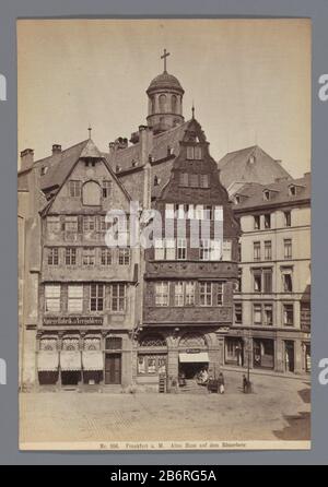 Vista delle case nel Römerberg, Francoforte aMFrankfurt a M / Altes Haus auf dem Römerberg (oggetto del titolo) Tipo Di Oggetto:. Foto numero articolo: RP-F 00-176 Iscrizioni / marchi: Titolo, recto below, stampato: 'Nr. 556 Francoforte a M / Altes Haus auf dem Römerberg'signatuur, vero, stampato:. "C.. Hertzl Magonza'stempel, vero, stampato 'Vosmaer' Produttore : fotografo: C. Hertel (proprietà quotata) Luogo di produzione: Mainz Data: 1870 - 1890 caratteristiche Fisiche: Albumen materiale di stampa: Carta Tecnica: Albumen dimensioni di stampa: Foto: H 158 mm × W 104 mm Oggetto : architettura civica; edifici; abiti Foto Stock