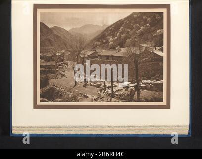 Gezicht op woningen langs een pad in de bergen Visualizza le case lungo un percorso in montagna tipo di oggetto: Fotomeccanica stampa pagina numero articolo: RP-F 2005-21-6 Produttore : fotografo: Donald Mennieclichémaker: Anonymous place manufacture: Beijing Dating: CA. 1915 - o per 1920 Materiale : carta Tecnica: Rotocalco dimensioni: Immagine: H 205 mm × W 277 mm Oggetto: Architettura Civica; edifici; abitabilità, sentiero di montagna dove la Cina Foto Stock