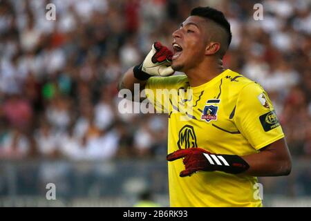 Estadio Monumental David Arellano. 11th Mar, 2020. Santiago, Cile; Copa Libertadores, Colo Colo contro Atletico Paranaense; Brayan Cortés di Colo-Colo dà indicazioni al suo credito di difesa: Action Plus Sports/Alamy Live News Foto Stock