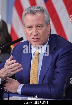 Blue Room City Hall, New York, USA, 11 marzo 2020 - il sindaco Bill de Blasio ospita una tavola rotonda per i media etnici e comunitari su COVID-19. Il Dipartimento di Salute e igiene mentale, in collaborazione con New York City Emergency Management, ha distribuito indicazioni a tutte le agenzie e partner.Photo: Luiz Rampelotto/EuropaNewswire PHOTO CREDIT OBBLIGATORIO. | utilizzo in tutto il mondo Foto Stock