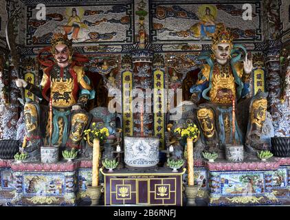 Belle statue in Linh Phuoc pagoda. Pagoda Di Phuoc A Da Lat, Vietnam. Il famoso monumento di Dalat, il tempio buddista in vetro di porcellana. Foto Stock