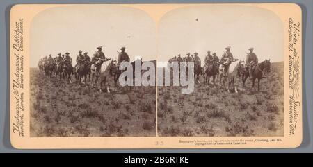 Groep soldaten te paard tijdens de Boerenoorlog in Colesberg, Zuid-Afrika Remington's Scouts - una spedizione per localizzare il nemico, Colesberg, Jan 3d (titel op Object) Gruppo di soldati a cavallo durante la guerra di Boer a Colesberg, South AfrikaRemuts - una spedizione per individuare il nemico, Colesberg, 3d (Oggetto del titolo) Tipo Di Proprietà: Immagine stereo numero articolo: RP-F F08930 Iscrizioni / marchi: Iscrizione, recto, stampato: 'Opere e Studios  / Arlington, NJ Littleton, NH Washington, D.C.'nummer, recto, stampato: '35' Foto Stock