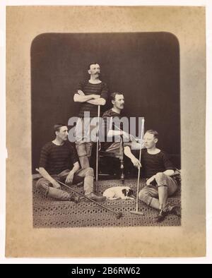 Groepsportret van Britse Plospelers met hondje Group ritratto di pallanuoto britannico con cane tipo oggetto: Immagine numero articolo: RP-F F80182 Produttore : fotografo John Burke Place prodotto: Afghanistan Data: 1878 - 1879 caratteristiche Fisiche: Albumen materiale di stampa: Carta Tecnica: Albumen dimensioni di stampa: Foto: H 210 mm × W 160 mmblad: H 272 mm × W 215 mm Soggetto: Anonimo storico Ritratto persone in un gruppo, in un gruppo-ritratto - BB - donna pallanuoto Foto Stock