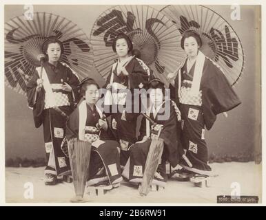 Groepsportret van Japanse vrouwen als Geisha's 1560 Group of Girls (titel op Object) Group Portrait of Japanese Women AS Geisha's 1560 Group of Girls (title Object) Property Type: Photographs Item number: RP-F F00137 Manufacturer : Photographer: Anonymous Place manufacture: Japan Date: 1880 - 1900 Physical features: Albumen print material:: Tecnica della carta : dimensione della pressione dell'albumina: Immagine: H 206 mm × W 265 mm Soggetto: Persone Storiche anonime Ritratte in un gruppo, in un gruppo-ritratto - BB - donna, dove: Giappone Foto Stock