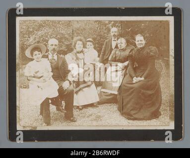 Groepsportret van de familie Hoogendijk, Johanna en Han van der Kop in een tuin te Schoonhoven Group ritratto della famiglia Hoogendijk, Johanna e Han van der Kop in un giardino Schoonhoven Tipo Di Proprietà: Fotografie numero articolo: RP-F F20883 fabbricante : fotografo: Willem Carel van der Kop (possibile) Fabbricazione Di Posti: Schoonhoven Data: CA . 1905 - ca. 1910 Materiale: Carta di cartone Tecnica: Luce naturale gelatina argento pressione dimensioni: Immagine: H 83 mm × W 115 mm Oggetto: Famiglia gruppo, soprattutto genitori con il loro scudo (s) cortile Foto Stock