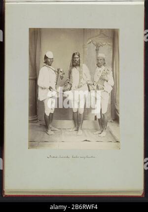 Groepsportret van drie Brits-Indische muzikanten Parte dell'album con registrazioni di revisione dove: Condizioni in Europa, Trinidad, Haiti, Martinica e Suriname. Produttore : fotografo: Anonymous place manufactured: India Data: CA. 1870 - ca. 1900 Materiale: Carta Tecnica: Albume dimensioni di stampa: Foto: H 227 mm × W 171 mm Oggetto: Piccolo gruppo di musicisti, orchestra da camera, studio di musica jazz requisiti  fotografo Foto Stock