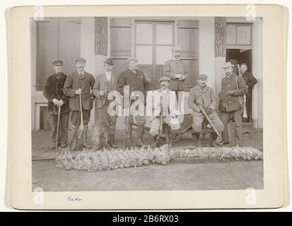 Groepsportret van jagers en helpers, oa Henry Pauw van Wieldrecht en Maarten Pauw van Wieldrecht, met het geschoten wild aan hun voeten Gruppo ritratto di cacciatori e aiutanti, tra cui Henry Peacock Who: Ldrecht e Martin Peacock Wieldrecht, il gioco girato al loro tipo di oggetto di base: Numero dell'oggetto: Numero dell'oggetto:: RP-F 2007-349-35 Iscrizioni / marchi: Note , vero, scritto in penna: 'No. 1290. - 1896.'annota, recto, scritto in penna, 'Padre (aggiunto successivamente da una delle figlie del fotografo) creatore di fabbricazione: Fotografo: Henry Peacock Wieldrecht Luogo fabbricazione: Paesi Bassi Data: 189 Foto Stock