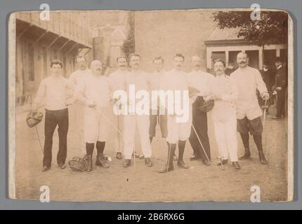 Groepsportret van onbekende mannen in schermkleding Group ritratto di uomini non identificati in screen abbigliamento tipo oggetto: Immagine numero articolo: RP-F F21424 Produttore : fotografo: Anonimo Data: CA. 1910 - ca. 1925 Materiale: Carta di cartone tecnica: Gelatina argento stampa dimensioni: Foto: H 121 mm × W 170 mm Soggetto : anonimo storico ritratto in gruppo, in un gruppo-ritratto scherma (sport) Foto Stock