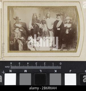 Groepsportret van studenten in kostuum Deze foto maakt deel uit van een album. Produttore : fotograaf: Jan Goedeljee (vermeld op object)Plats manufacturing: Leiden Dating: 1880 - 1900 Materiale: Karton fotopapier Techniek: Albuminedruk dimensioni: Passe-partout: H 83 mm × b 52 mm Soggetto: Anonymous historical persons ritratted in a group, in a group-ritratted-ritratthistorical costumestudent Foto Stock