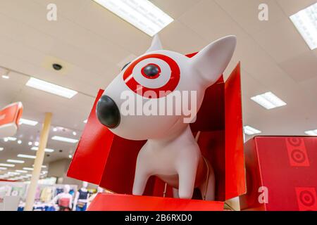 Cambridge ma USA - circa marzo 2020 - Target Dog in Target Store Foto Stock