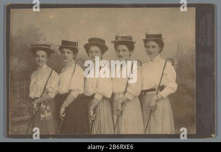 Groepsportret van vijf onbekende vrouwen met hoeden en en wandelstokken Group ritratto di cinque donne sconosciute con cappelli e canne tipo di oggetto: Cabinet Fotografia numero Oggetto: RP-F F19070 Iscrizioni / marchi: Iscrizione vero, stampato: ', Victoria Atelier (...) angefertigt.' Produttore : fotografo: Victoria Atelier (elencato proprietà) Data: CA. 1900 - ca. 1915 Materiale: Carta di cartone tecnica: Gelatina argento stampa dimensioni: Foto: H 98 mm × W 146 mm Soggetto: Persone storiche anonime Ritratte in gruppo, in un gruppo-ritratto testa-ingranaggio: Bastone da passeggio, personale Foto Stock