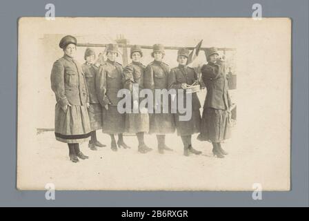 Groepsportret van zeven onbekende vrouwen in Uniform Group ritratto di sette donne non identificate in uniforme tipo di oggetto: Cartolina numero articolo: RP-F F21215 Produttore : fotografo: Anonimo Data: Dal 1907 o dopo il 1907 - circa 1920 Materiale: Carta Tecnica: Gelatina argento dimensioni stampa: Foto: H 66 mm × b 98 mm Soggetto: Donna adulta (militare) unersanima persone storiche Ritratte in un gruppo, in un gruppo-ritratto Foto Stock