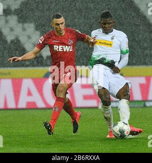 Monchengladbach, Germania. 11th Mar, 2020. Breel Embolo (R) di Monchengladbach vies con Ellyes Skhiri di Colonia durante una partita tedesca della Bundesliga tra la Borussia Monchengladbach e il FC Cologne a Monchengladbach, Germania, 11 marzo 2020. A causa dello scoppio del COVID-19, la partita è stata tenuta a porte chiuse per la prima volta nella storia della Bundesliga, accordandosi ai media tedeschi. Credit: Ulrich Hufnagel/Xinhua/Alamy Live News Foto Stock