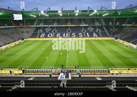 Monchengladbach. 11th Mar, 2020. Foto scattata l'11 marzo 2020 mostra la vista generale all'interno dello stadio con posti vuoti durante una partita tedesca della Bundesliga tra la Borussia Monchengladbach e il FC Cologne a Monchengladbach, Germania. A causa dello scoppio del COVID-19, la partita è stata tenuta a porte chiuse per la prima volta nella storia della Bundesliga, accordandosi ai media tedeschi. Credit: Ulrich Hufnagel/Xinhua/Alamy Live News Foto Stock