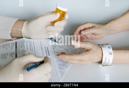 Le mani del medico davanti alle mani del paziente Foto Stock