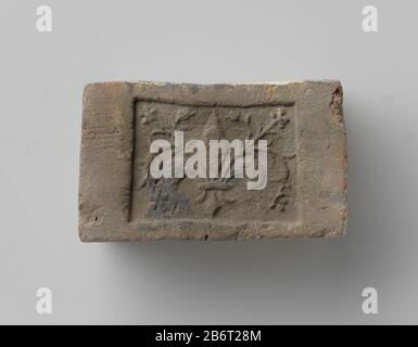 Haardsteen met voorstelling van een Franse lelie met bladranken Haardsteen met voorstelling van een Franse lelie met bladranken. Produttore : vervaardiger: AnoniemPlaats fabbricante: Zuidelijke Nederlanden Dating: CA. 1575 - ca. 1600 Kenmerken Fisici: Aardewerk Materiale: Aardewerk Techniek: Bakken / stempelen dimensioni: H 8,5 cm. × b 13,5 cm. × d 8,5 cm. Foto Stock