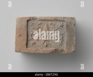 Haardsteen met voorstelling van een Franse lelie met bladranken Haardsteen met voorstelling van een Franse lelie met bladranken. Produttore : vervaardiger: AnoniemPlaats fabbricante: Zuidelijke Nederlanden Dating: CA. 1575 - ca. 1600 Kenmerken Fisici: Aardewerk Materiale: Aardewerk Techniek: Bakken / stempelen dimensioni: H 8,5 cm. × b 13,5 cm. × d 8,5 cm. Foto Stock