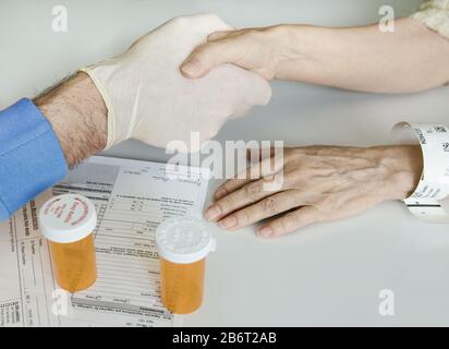 Le mani del medico davanti alle mani del paziente. Scuote le mani con il paziente. Foto Stock