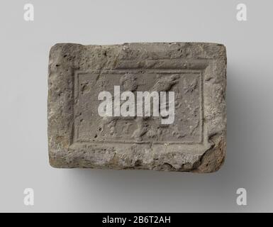 Haardsteen met voorstelling van een ruiter Haardsteen met voorstelling van een ruiter, wellicht amazone. ERG aFgesleten. Produttore : vervaardiger: AnoniemPlaats fabbricante: Zuidelijke Nederlanden Dating: CA. 1550 - ca. 1575 kenmerken Fisico: Aardewerk Materiale: Aardewerk Techniek: Bakken / stempelen dimensioni: H 10 cm. × b 14 cm. × d 8 cm. Foto Stock